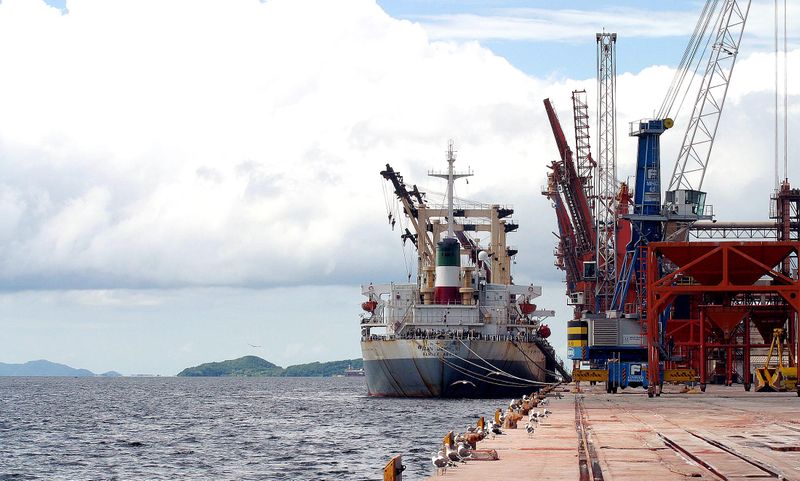 &copy; Reuters. Navio atracado no porto de Paranaguá (PR)