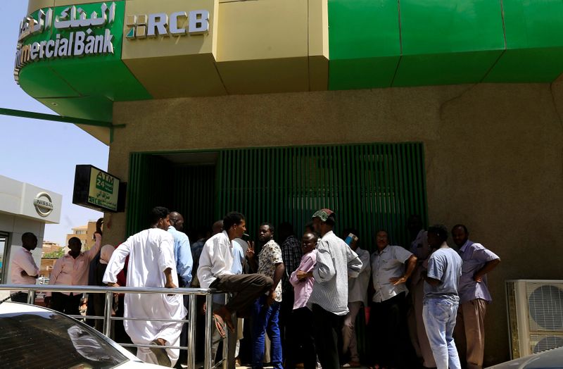 © Reuters. البنوك السودانية تتخذ أولى الخطوات نحو إنهاء عقدين من العزلة