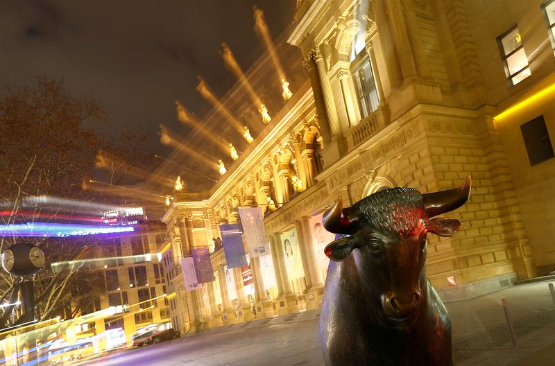 &copy; Reuters. FILE PHOTO: The bull, symbol for successful trading, is seen in front of the German stock exchange (Deutsche Boerse) in Frankfurt