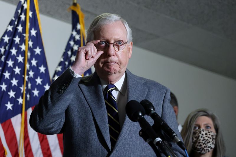 © Reuters. U.S. Senate Majority Leader McConnell arrives for a news conference on Capitol Hill in Washington