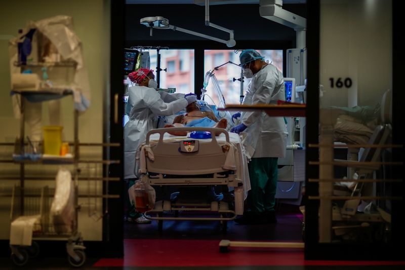 © Reuters. Médicos tratam paciente de Covid-19 em hospital nos arredores de Paris