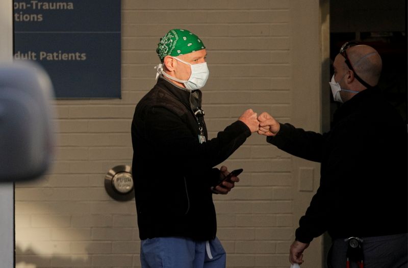 © Reuters. Doctors greet one another outside Maimonides Medical Center, as the spread of the coronavirus disease (COVID-19) continues, in Brooklyn, New York