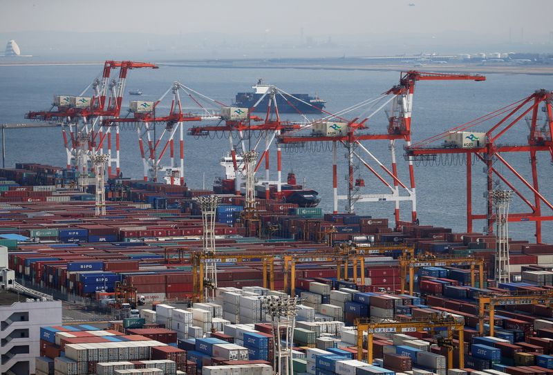 &copy; Reuters. FILE PHOTO: Shipping containers are seen at a port in Tokyo, Japan