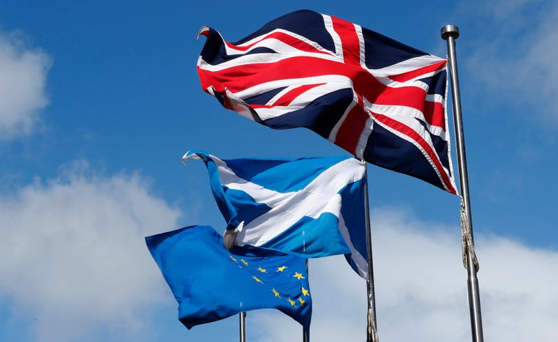 &copy; Reuters. Imagen de archivo de las banderas de Reino Unido, Escocia y la Unión Europea en el Parlamento escocés en Edimburgo.