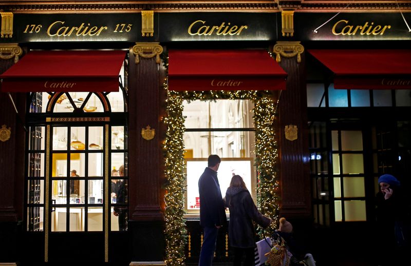 &copy; Reuters. FILE PHOTO: Festive lights decorate the Cartier store on New Bond Street as shoppers do Christmas shopping in central London