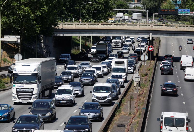 &copy; Reuters. Heavy traffic fills the ring road in Paris