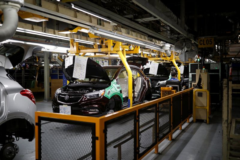 © Reuters. Vehicles are assembled at an assembly line of GM Korea's Bupyeong plant in Incheon