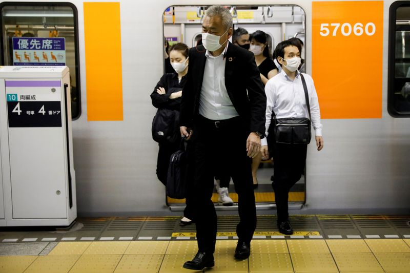 &copy; Reuters. FOTO DE ARCHIVO: Pasajeros con mascarillas bajando en una estación de metro de Tokio, Japón, el 27 de mayo de 2020
