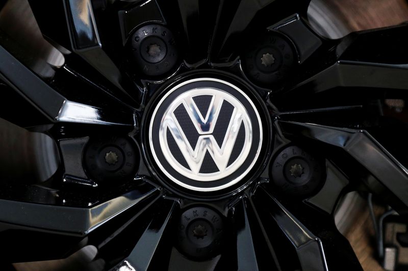 © Reuters. FILE PHOTO: The logo of German carmaker Volkswagen is seen on a rim cap in a showroom of a Volkswagen car dealer in Brussels