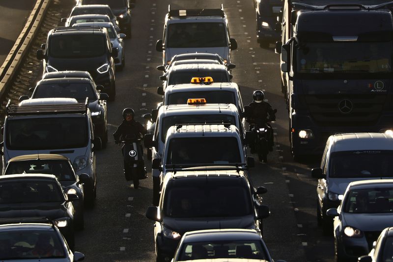 © Reuters. Vehicles sitting in traffic approach the Blackwall Tunnel, in London
