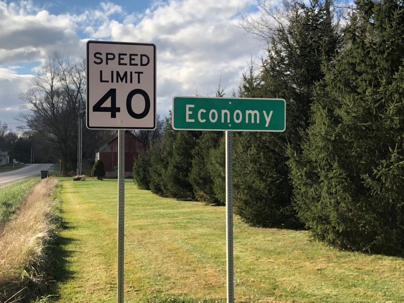 © Reuters. A speed limit sign is seen beside a city sign for Economy, Indiana