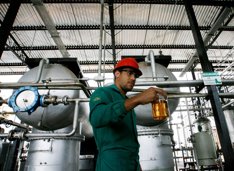 &copy; Reuters. Trabalhador com amostra de biodiesel em Iraquara (BA)