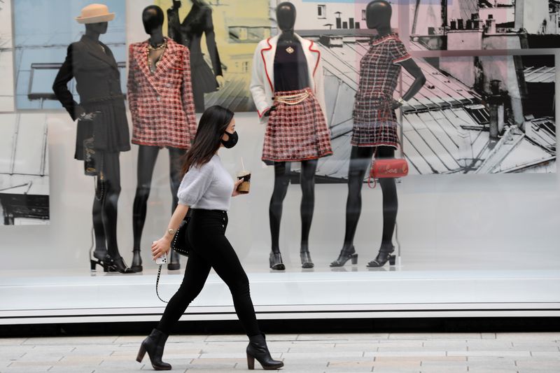 © Reuters. LUXE: LE CABINET BAIN ANTICIPE UNE BAISSE RECORD DES VENTES MONDIALES
