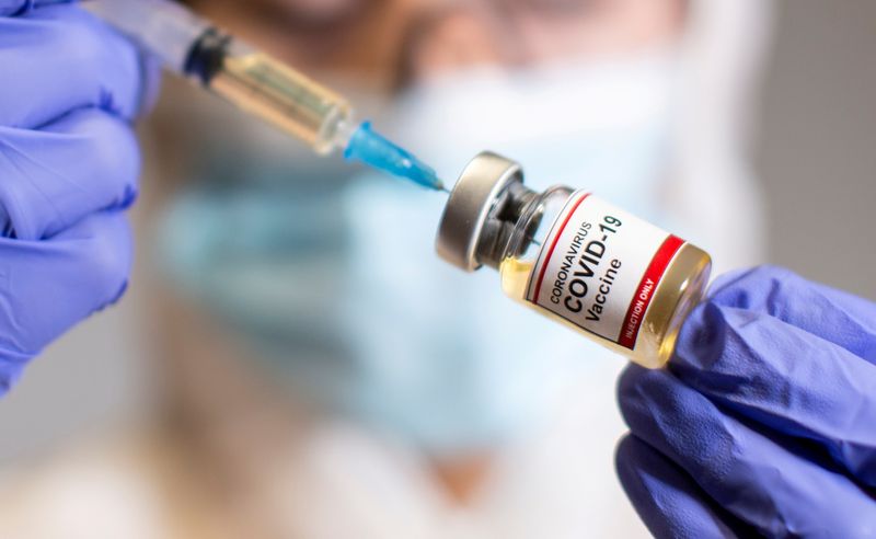 &copy; Reuters. Una bottiglietta etichettata con un adesivo &quot;Coronavirus COVID-19 Vaccine&quot; e una siringa medica