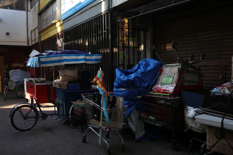 &copy; Reuters. Carrinhos de vendedores de rua em Santiago