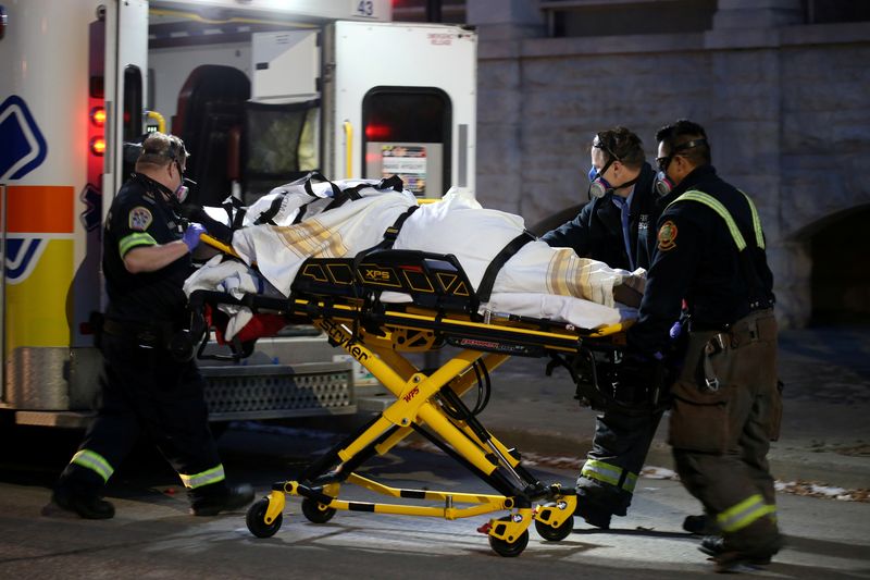 &copy; Reuters. FILE PHOTO: Paramedics in Winnipeg