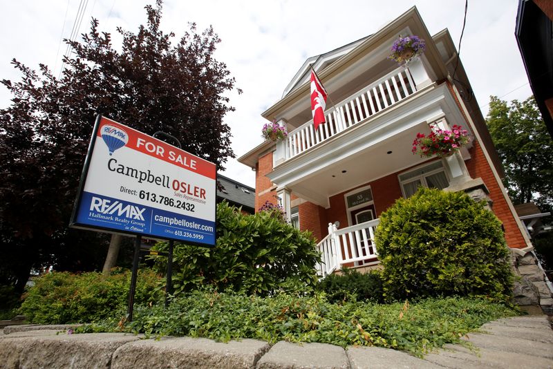 © Reuters. A real estate sign is seen in front of a house for sale in Ottawa