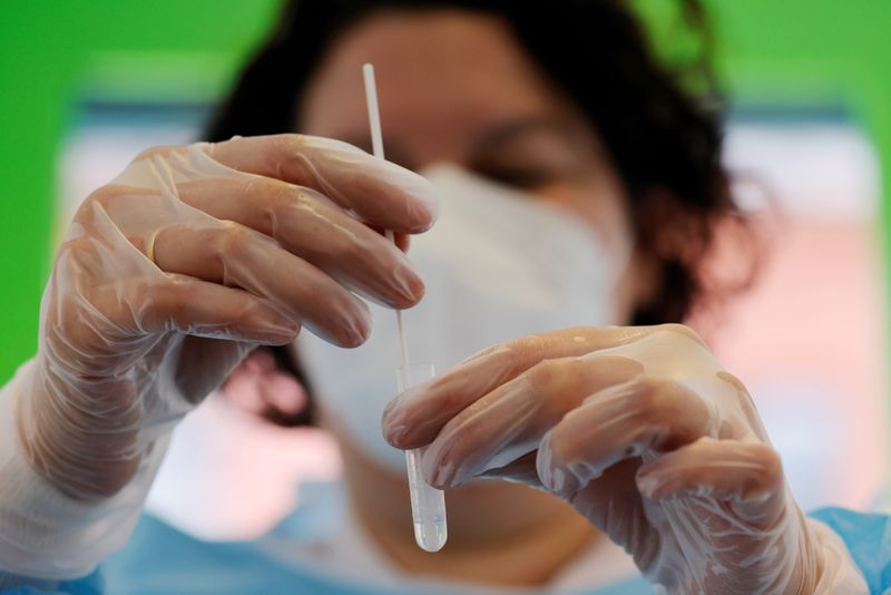 &copy; Reuters. Un farmacista svolge un test antigenico per il Covid-19 in una farmacia a Roubaix durante la seconda ondata della pandemia di coronavirus