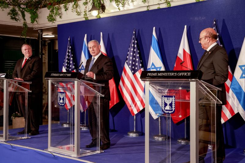 © Reuters. Secretário de Estado dos EUA, Mike Pompeo, premiê israelense, Benjamin Netanyahu, e chanceler do Barein, Al Zayani, em Jerusalém