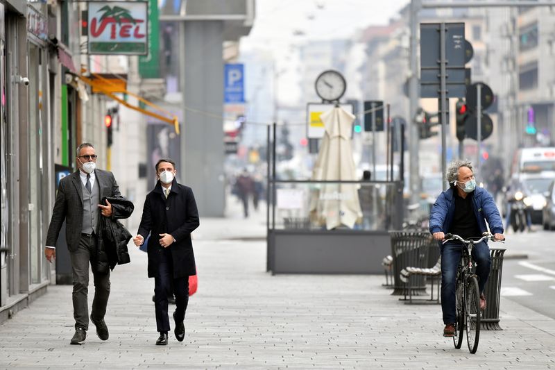 &copy; Reuters. FOTO DE ARCHIVO. Personas con mascarillas en Milán