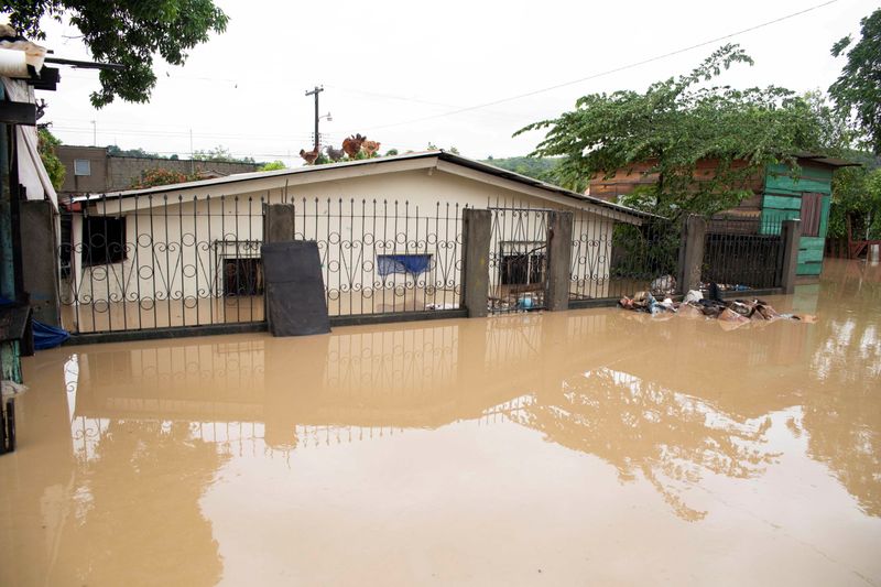 © Reuters. House is pictured at an area flooded by the Chamelecon river after the passing of Storm Iota, in La Lima