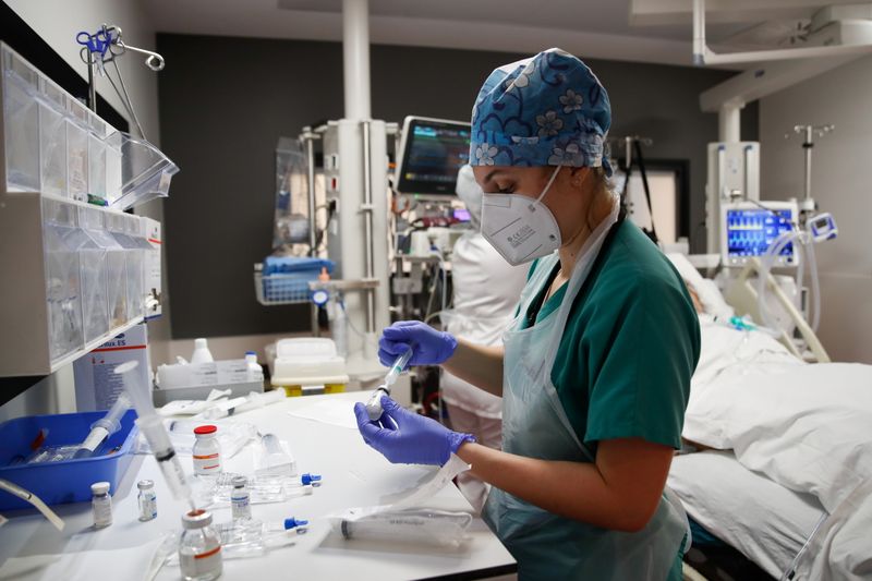 &copy; Reuters. CORONAVIRUS: LE NOMBRE DE MALADES HOSPITALISÉS EN FRANCE RECULE POUR LE DEUXIÈME JOUR D&apos;AFFILÉE