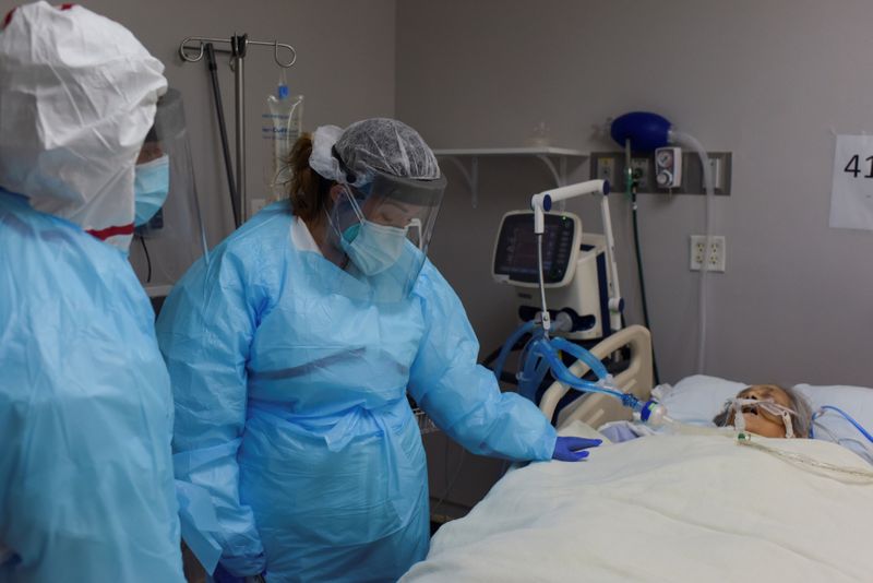 &copy; Reuters. Paciente com Covid-19 em hospital em Houston, Texas (EUA)