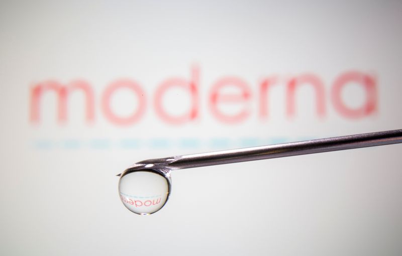 © Reuters. FILE PHOTO: Moderna's logo is reflected in a drop on a syringe needle in this illustration