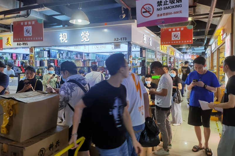 &copy; Reuters. Shoppers look to pick up cosmetic products from wholesalers inside the Mingtong Digital City market in Shenzhen&apos;s Huaqiangbei area