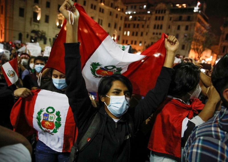 &copy; Reuters. FOTO DE ARCHIVO: La gente reacciona después de que Francisco Sagasti del Partido Centrista Morado fuera elegido presidente interino de Perú por el Congreso, en Lima.