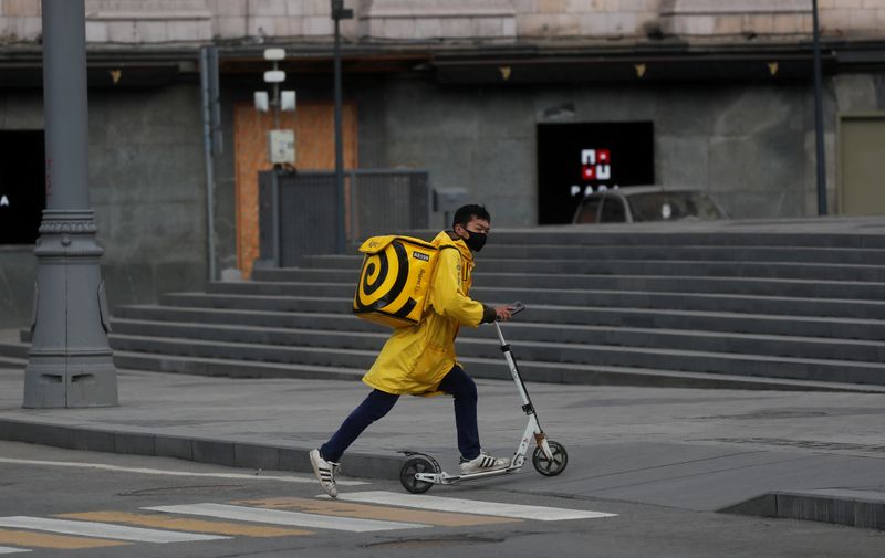 &copy; Reuters. FILE PHOTO: A Yandex.Eats food delivery courier rides a scooter in Moscow
