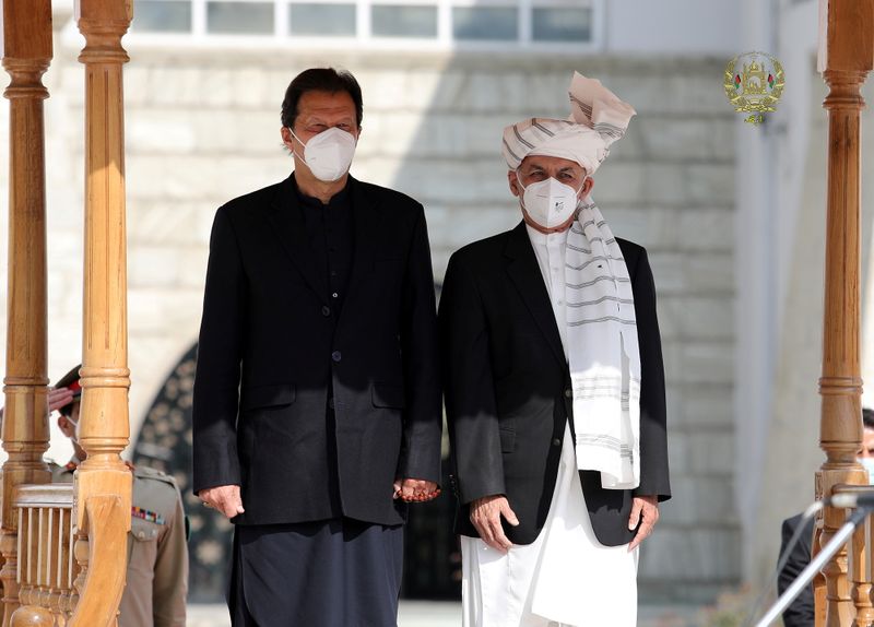 &copy; Reuters. رئيس وزراء باكستان يتوجه لأفغانستان مع استعداد أمريكا للانسحاب وتعثر محادثات السلام