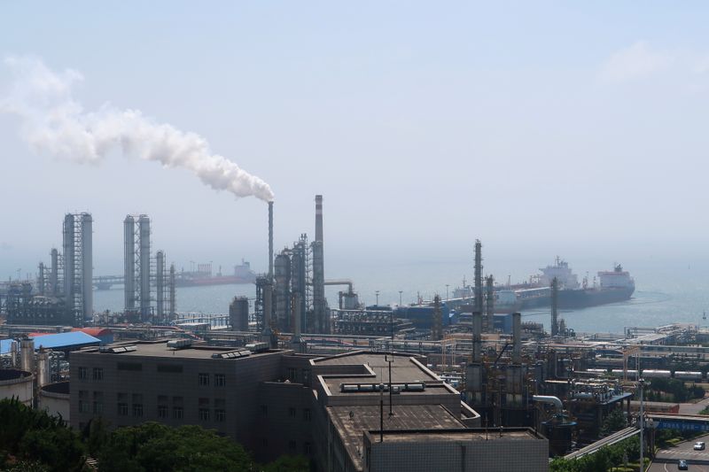 © Reuters. China National Petroleum Corporation (CNPC)'s Dalian Petrochemical Corp refinery is seen near the downtown of Dalian