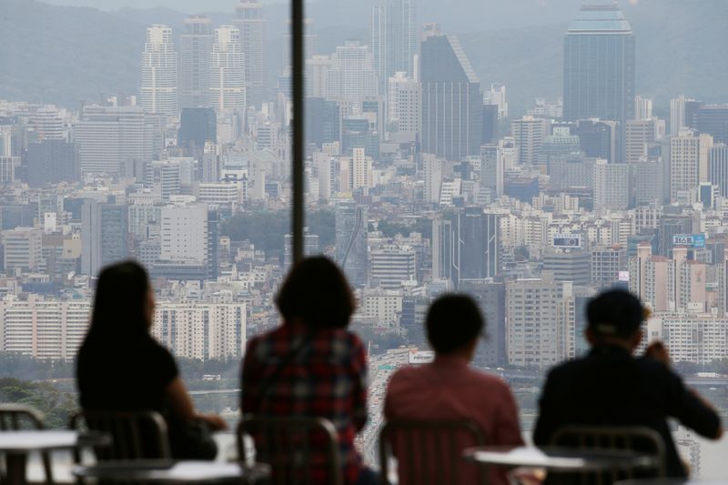 &copy; Reuters. FOTO DE ARCHIVO: Las vistas del centro de Seúl desde una plataforma de observatorio en Seúl, Corea del Sur, el 30 de agosto de 2016