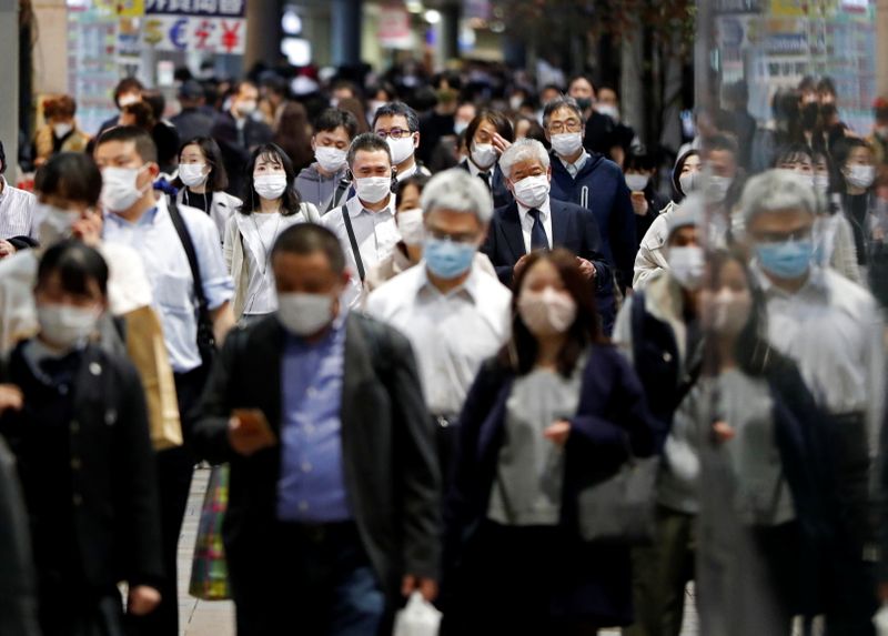 &copy; Reuters. Pessoas usam máscaras de proteção durante pandemia de Covid-19 em Tóquio