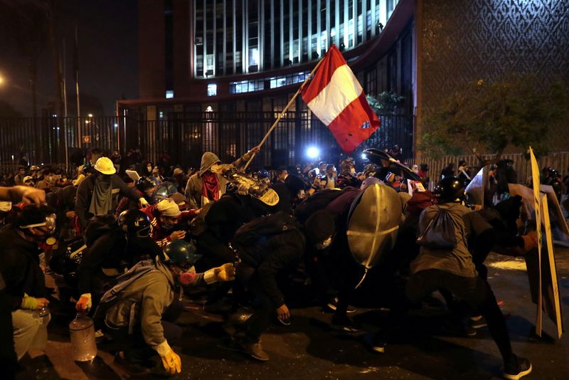 &copy; Reuters. Manifestantes enfrentam policiais durante protestos em Lima