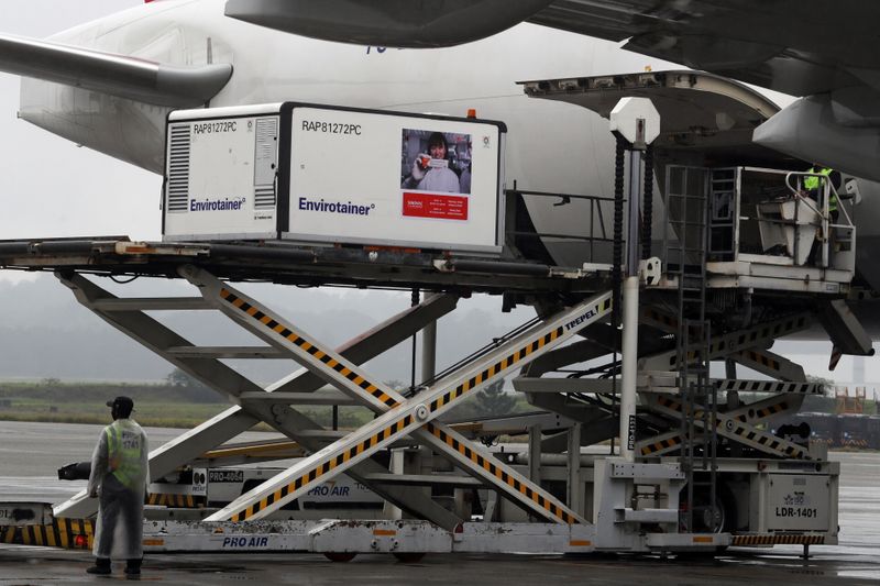 © Reuters. Carga com primeiras doses da CoronaVac chega ao Aeroporto Internacional de São Paulo
