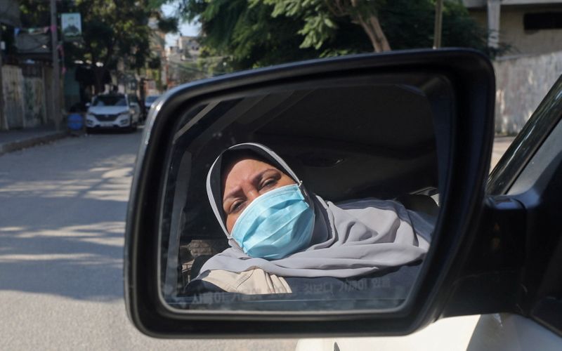 &copy; Reuters. من أجل لقمة العيش.. فلسطينية تغرد خارج السرب وتعمل سائقة سيارة أجرة