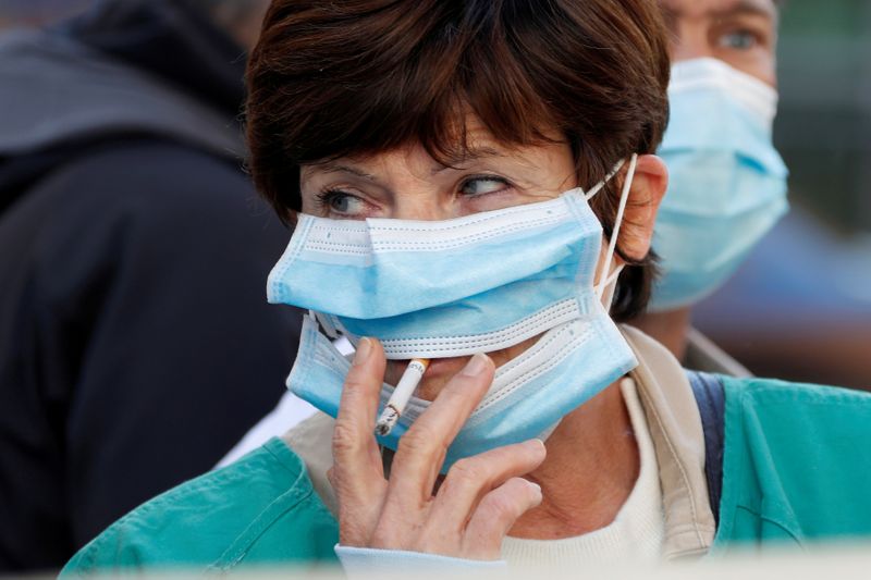 © Reuters. FILE PHOTO: Health workers demonstrate in Nice