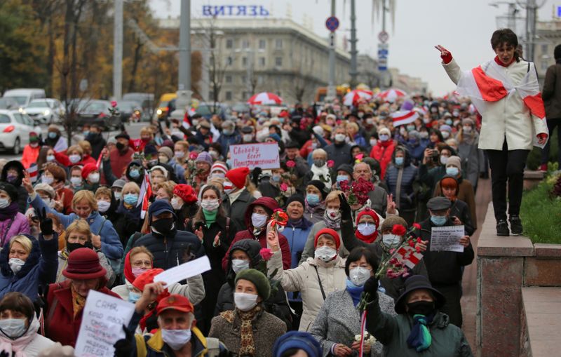 © Reuters. FILE PHOTO: Belarusian opposition supporters hold a rally in Minsk