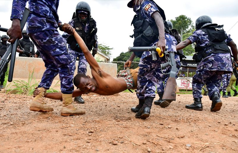 &copy; Reuters. مقتل 16 أثناء تصدي قوات الأمن في أوغندا لاحتجاجات على اعتقال مرشح للرئاسة
