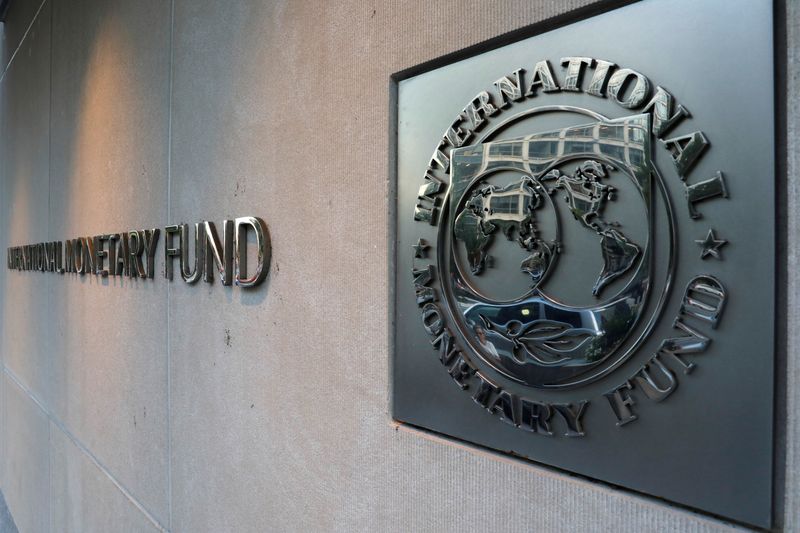 © Reuters. L'ÉCONOMIE MONDIALE SE REDRESSE MAIS LA REPRISE POURRAIT PERDRE DE L'ÉLAN, SELON LE FMI