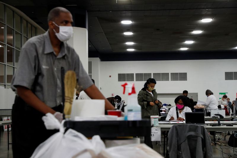 &copy; Reuters. IMAGEN DE ARCHIVO. Personas continúan con el recuento de votos en TCF Center un día después del Día de Elecciones presidenciales 2020, en Detroit, Michigan, EEUU