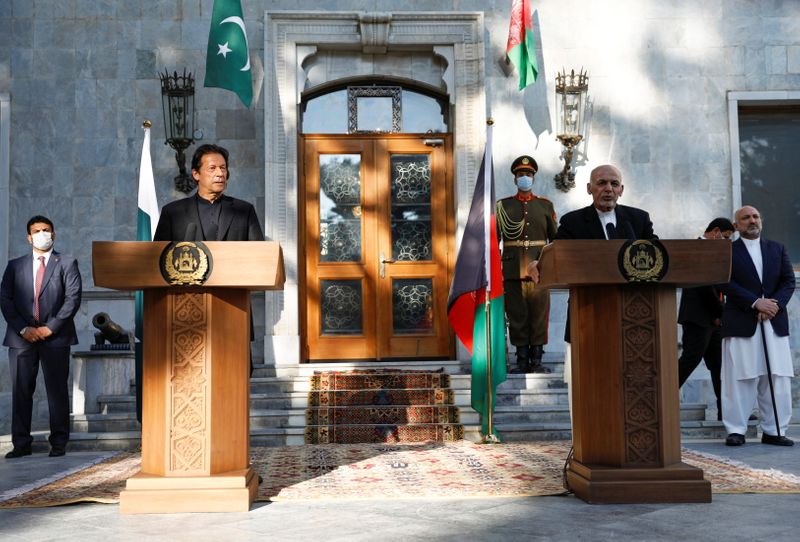 © Reuters. رئيس وزراء باكستان يزور كابول ويتعهد بدعم السلام في أفغانستان