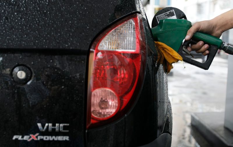 &copy; Reuters. Veículo abastecido a etanol em posto no Rio de Janeiro (RJ)