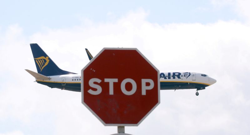 © Reuters. FILE PHOTO: A Ryanair Boeing 737 airplane passes a Stop sign as it lands at Barcelona-El Prat airport