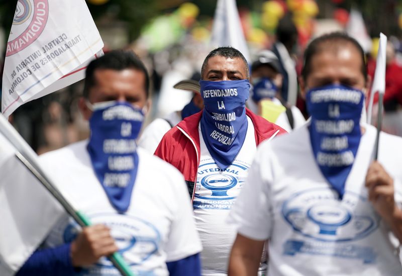 © Reuters. Workers and students participate in a protest against the social and economic policies of Colombia's President Ivan Duque, in Bogota