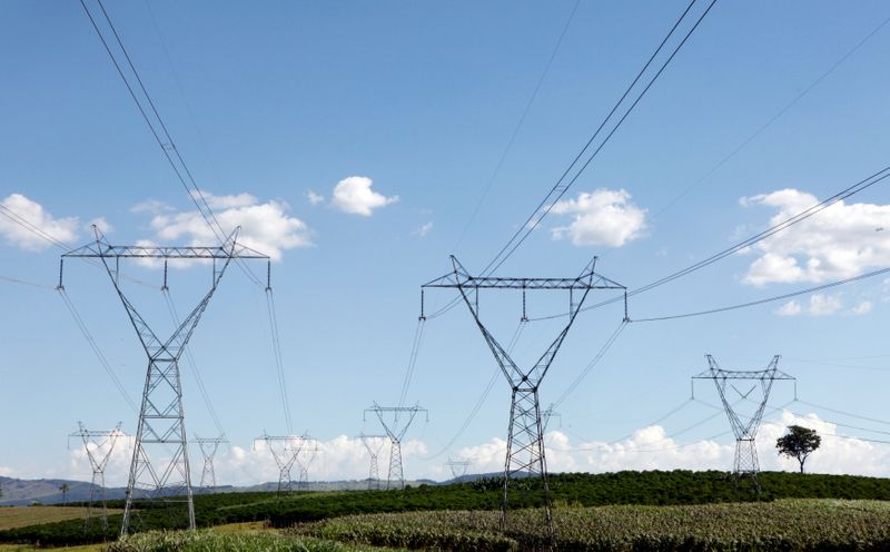 &copy; Reuters. Linhas de transmissão de energia em Santo Antônio do Jardim (SP)