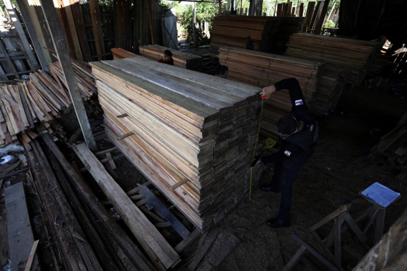 &copy; Reuters. Policial confisca madeira ilegal em Manacapuru, perto de Manaus