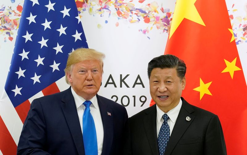&copy; Reuters. FILE PHOTO: U.S. President Donald Trump and China&apos;s President Xi Jinping pose for a photo ahead of their bilateral meeting during the 2019 G20 leaders summit in Osaka, Japan